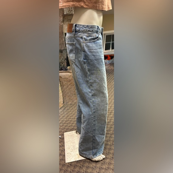 Princess Polly Serenitia Mid Rise Straight Leg Jeans in Light Wash - Picture 3 of 8